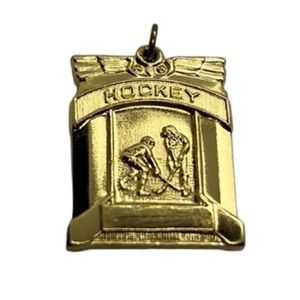 HOCKEY CHARM / PENDANT GOLD TONE VINTAGE